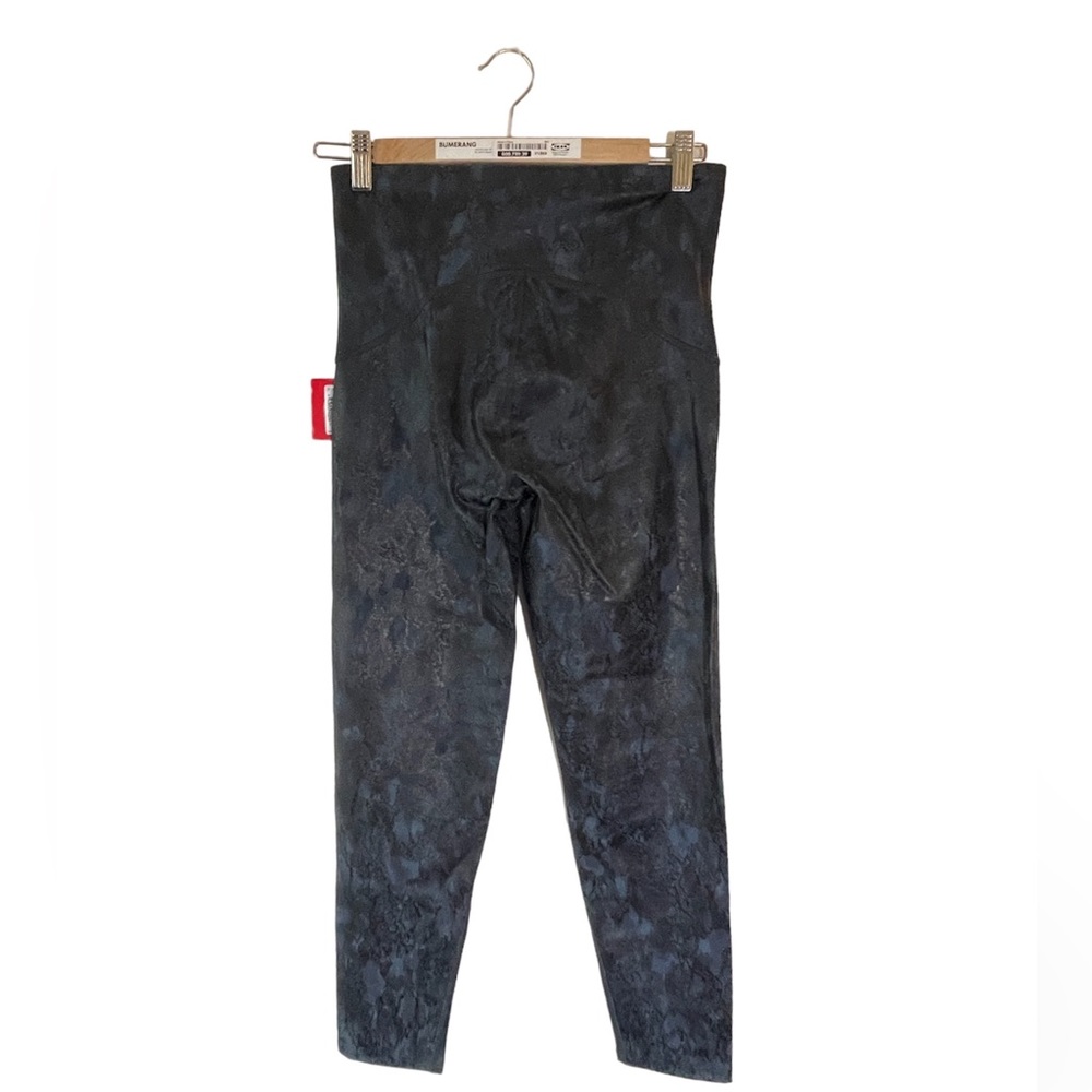 Spanx Shimmer Navy Reptile Leggings 7/8 Length Size M NWT Booty Boost - Picture 2 of 11